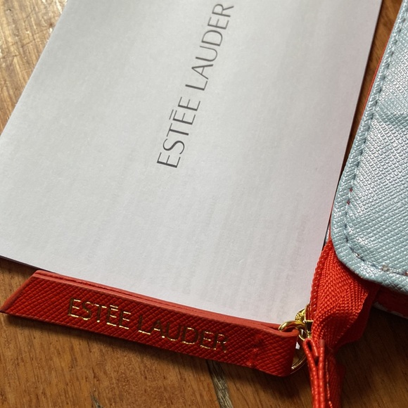 Cute “magazine shape” cosmetic bag from Estée Lauder - Picture 4 of 4